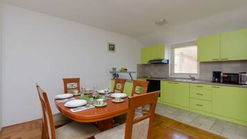 Dapur pribadi | Lemari es, microwave, oven, dan kompor