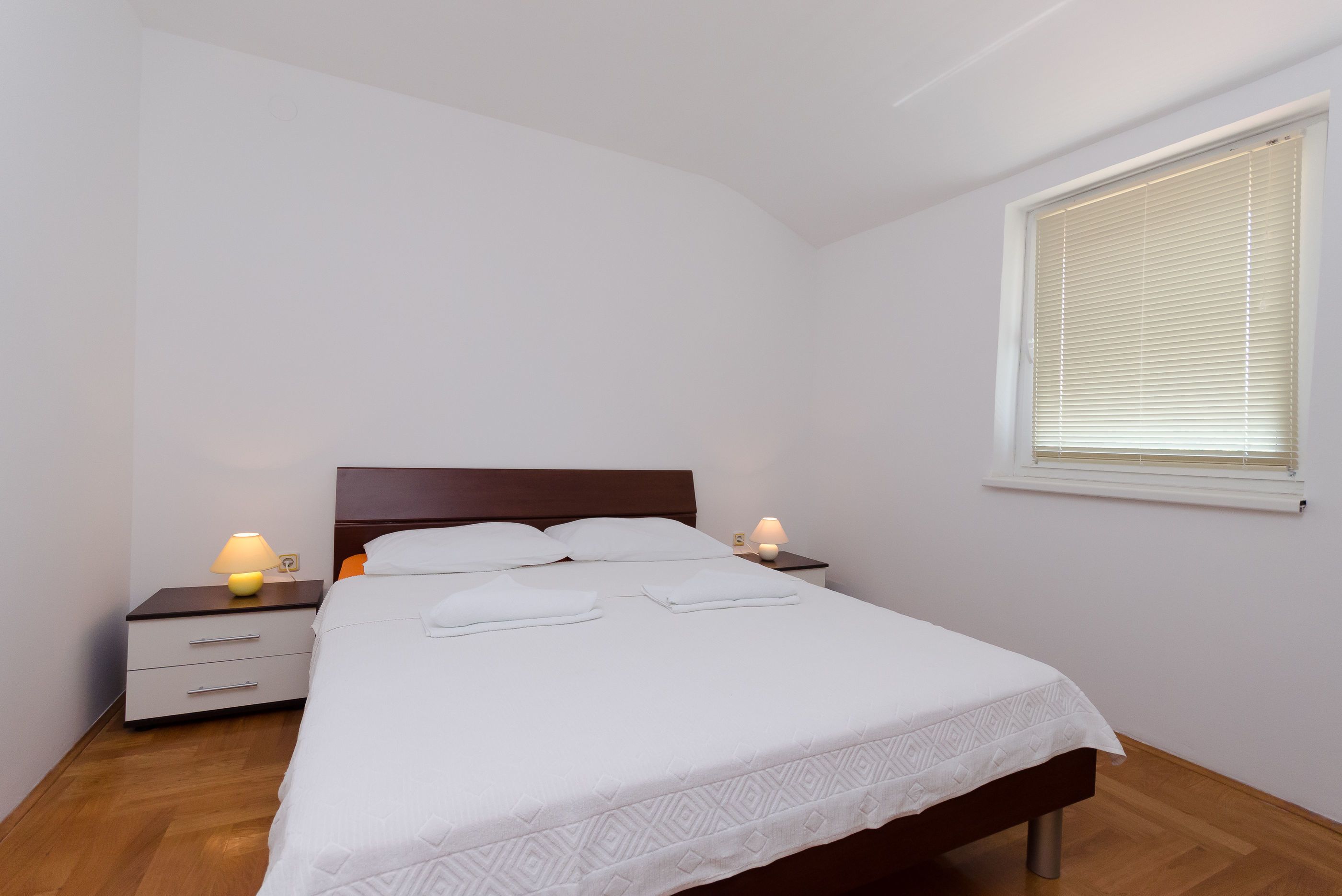 5 bedrooms, free WiFi, bed sheets