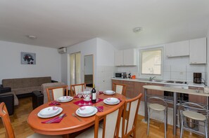 私人廚房 | 電冰箱、微波爐、烤箱、爐台