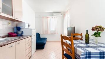 Private kitchen | Fridge, stovetop, espresso maker, electric kettle