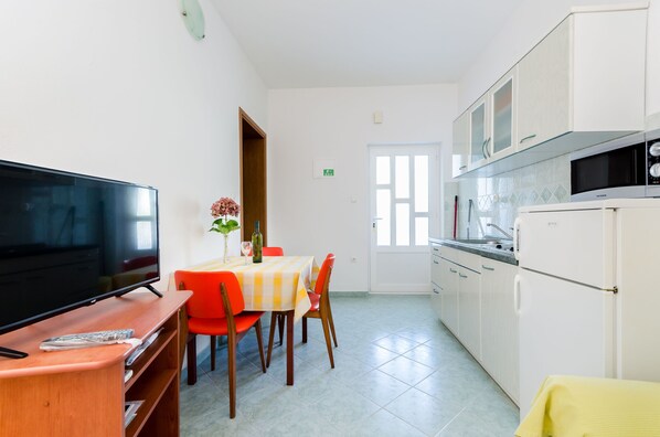 Cuisine privée | Réfrigérateur, surface de cuisson, cafétière à espresso