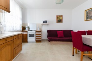 Eget kjøkken | Kjøleskap, mikrobølgeovn, ovn og kokeplater