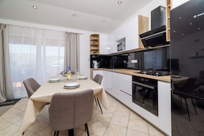 Apartamento (A3) | Cocina privada | Frigorífico, microondas, placa de cocina y máquina de café espresso