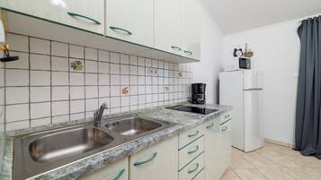 Appartamento (A4) | Cucina privata | Frigorifero, microonde, piano cottura, macchina per caffè espresso