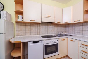 Apartamento (A2) | Cozinha privada | Geladeira, micro-ondas, cooktop, máquina de café expresso
