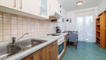 Appartamento (A1) | Cucina privata | Frigorifero, microonde, piano cottura, macchina per caffè espresso