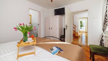 House | 3 bedrooms, in-room safe, iron/ironing board, free WiFi