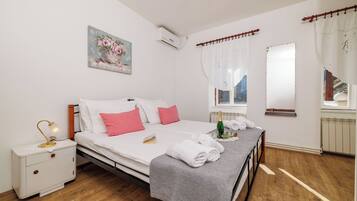 House | 3 bedrooms, in-room safe, iron/ironing board, free WiFi