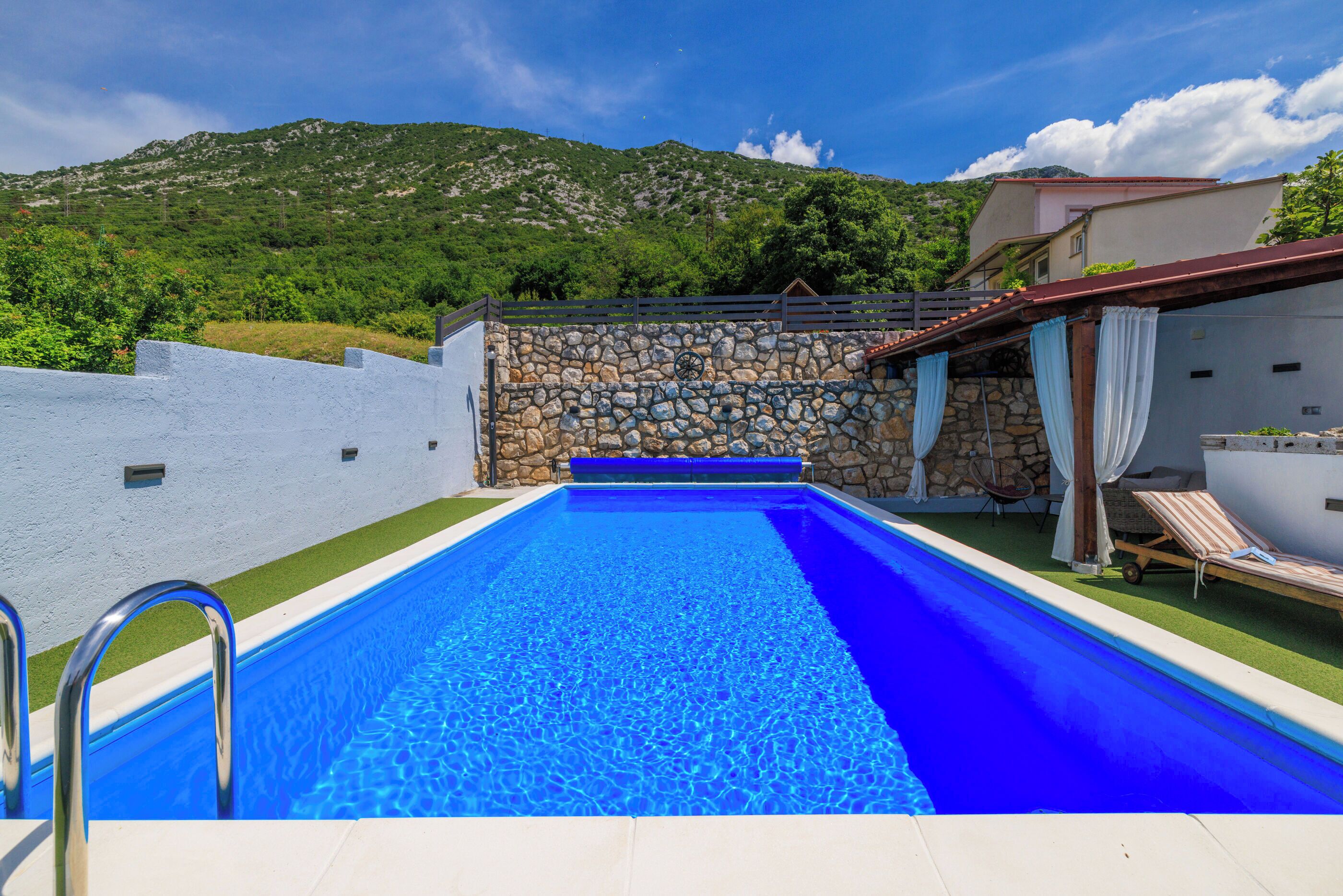 حمّام سباحة خارجي، حمّام سباحة مُدفَّأ، مقاعد للتشمس