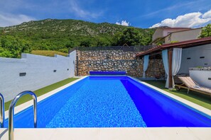 Piscine extérieure, piscine chauffée, chaises longues