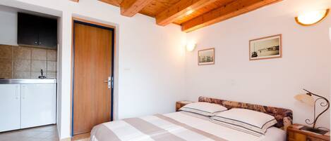 2 bedrooms, iron/ironing board, free WiFi