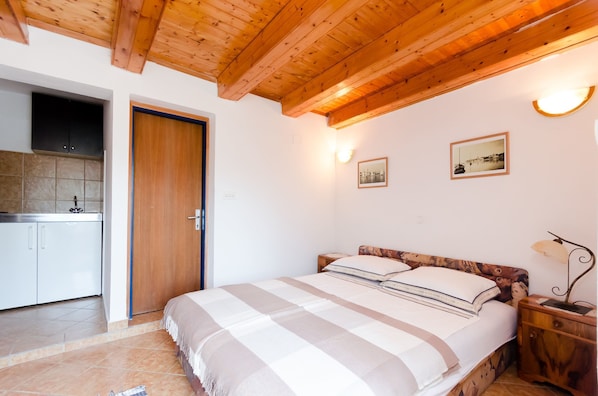 2 bedrooms, iron/ironing board, free WiFi