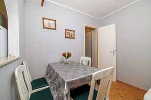 Apartment (A2) | Dining