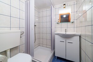 Studio (A3) | Bathroom