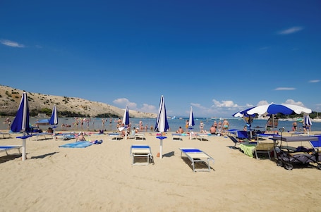 Una playa cerca. Apartments Mirjana