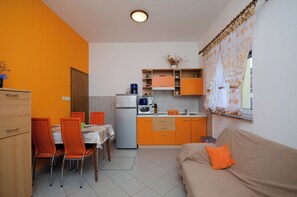 Apartment (A1) | Private kitchen - Apartments Mirjana (Lopar)