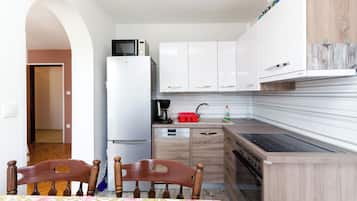 Appartement (A2) | Privékeuken | Een koelkast, een microgolfoven, een kookplaat, een waterkoker