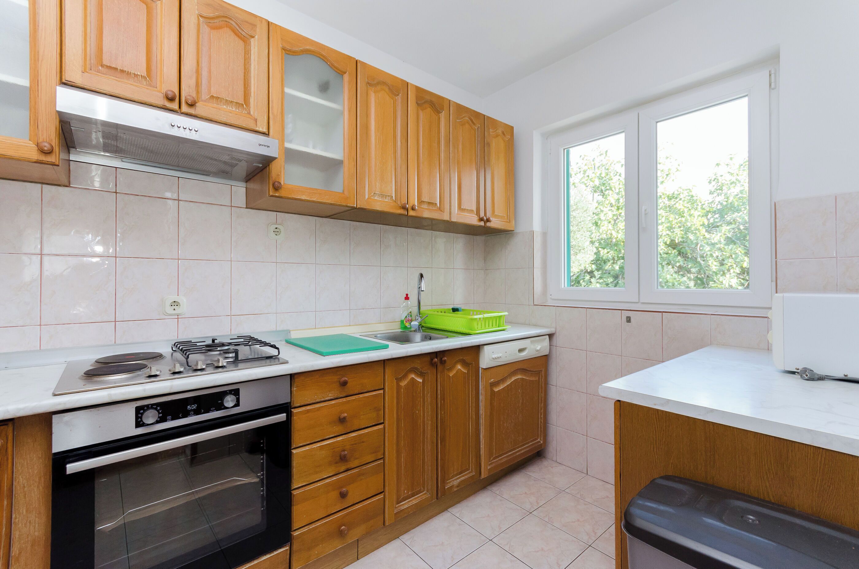 Apartemen (A3) | Dapur pribadi | Lemari es, microwave, kompor, dan ketel listrik