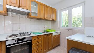 Apartemen (A3) | Dapur pribadi | Lemari es, microwave, kompor, dan ketel listrik