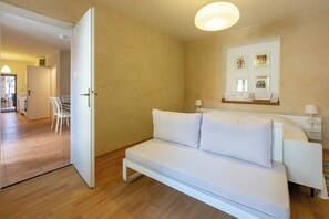 Room - House v (Lopar)