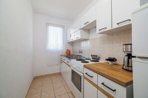 Departamento (A1) | Cocina privada | Refrigerador, horno, parrilla de estufa y cafetera de espresso 