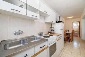 Apartment (A1) | Private kitchen | Fridge, oven, stovetop, espresso maker - Apartment Bigterrace (Lopar)