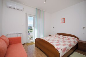Room (S3) | Interior