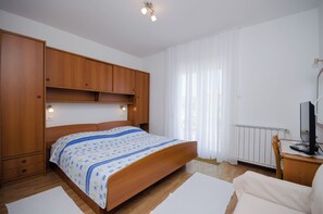 Room (S1)