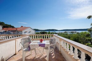 Room (S2) | Terrace/patio