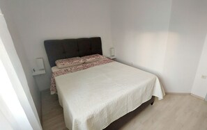 1 habitación, tabla de planchar con plancha, wifi gratis y ropa de cama 