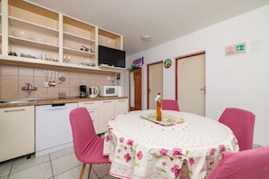Departamento (A1) | Cocina privada | Refrigerador, microondas, horno y parrilla de estufa 