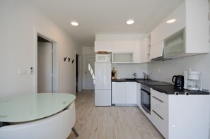 Private kitchen | Fridge, microwave, oven, stovetop - Apartments Zorka (Lopar)