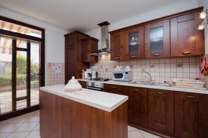 Private kitchen | Fridge, microwave, oven, stovetop