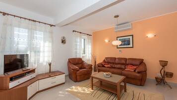 Living room | TV, DVD player