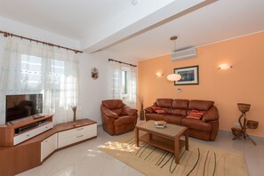 Wohnzimmer | Fernseher, DVD-Player