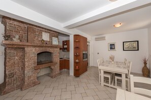 Eigene Küche | Kühlschrank, Mikrowelle, Ofen, Herdplatte