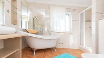 Villa | Bathroom