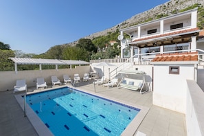 Una piscina al aire libre