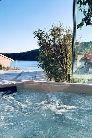 Alberca al aire libre, alberca climatizada y camastros