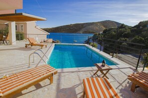Udendørs pool, opvarmet pool, liggestole
