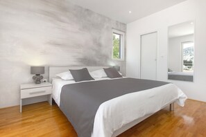 Villa | 4 bedrooms, laptop workspace, iron/ironing board, free WiFi