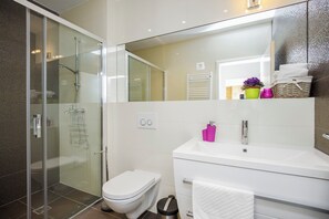 Villa | Badeværelse | Bruser, håndklæder, Sæbe, Toiletpapir
