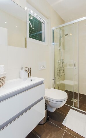 Villa | Salle de bain | Douche, serviettes fournies, savon, papier de toilette