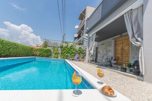 Outdoor pool, pool umbrellas - House Lisica (Split)