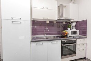 Privékeuken | Een koelkast, een magnetron, een oven, een kookplaat