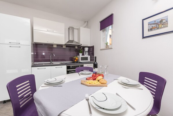 Private kitchen | Fridge, microwave, oven, stovetop