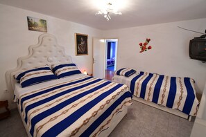 Een kluis op de kamer, een strijkplank/strijkijzer, gratis wifi