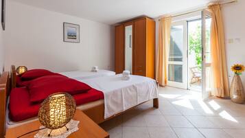 In-room safe, iron/ironing board, WiFi (free), bed sheets
