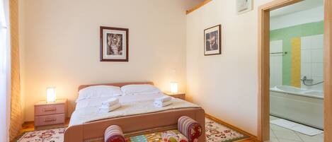 Iron/ironing board, bed sheets