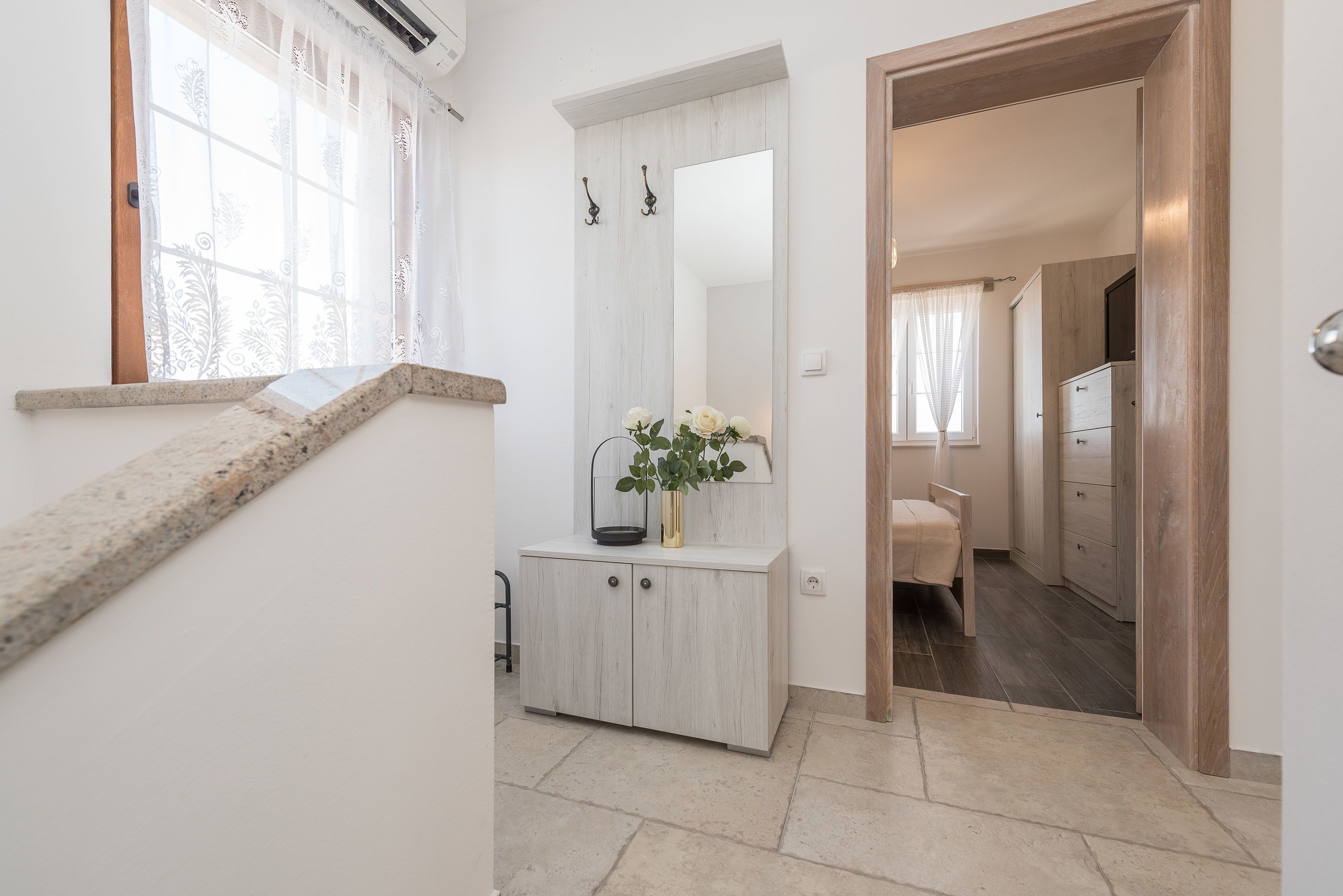 خزنة داخل الغرفة ومكواة/لوح كي وواي فاي مجانًا